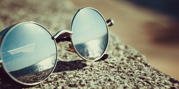 Po co korzystać z okularów przeciwsłonecznych zimą?