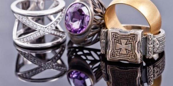 Złota i srebrna biżuteria - czy można ją nosić razem?