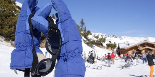 7 powodów, dlaczego warto nosić okulary przeciwsłoneczne zimą