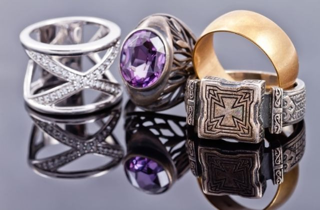Złota i srebrna biżuteria - czy można ją nosić razem?