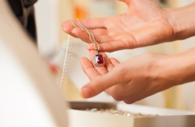 Czy biżuteria ze stali chirurgicznej to dobry pomysł na prezent?