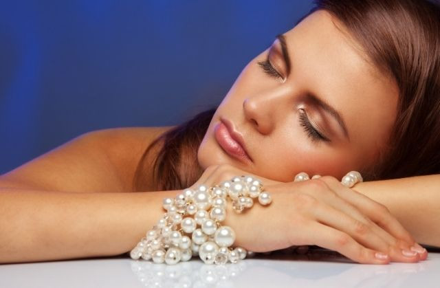 5 powodów dla których należy zdejmować biżuterię na noc